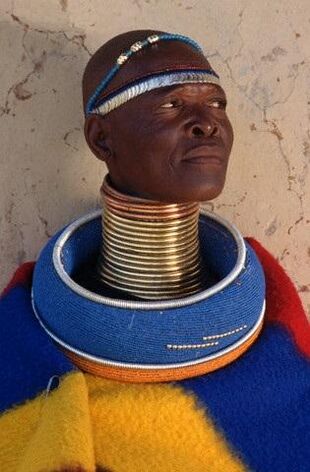 Prstene na pretiahnutie krku muža z afrického kmeňa