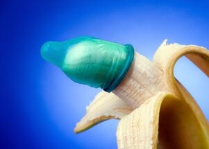 Kondóm vložený do banánu