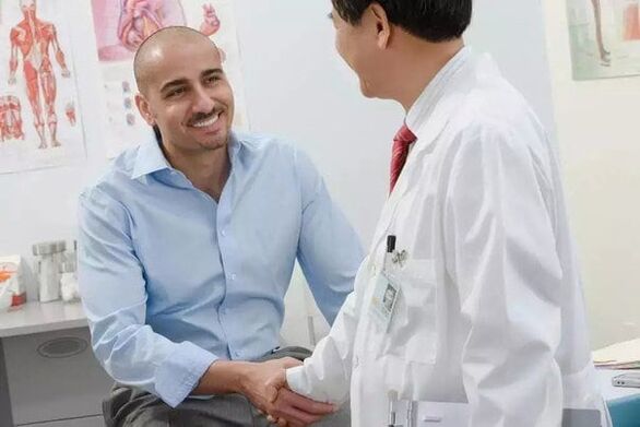 pacient poďakuje lekárovi za operáciu zväčšenia penisu